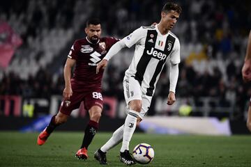 Torino's Venezuelian midfielder Tomas Rincon (L) fights for the ball with Juventus' Portuguese forward Cristiano Ronaldo during the Italian Serie A football match El delantero portugués de la Juventus de Turín estrenó el pasado viernes en el derbi de Turí