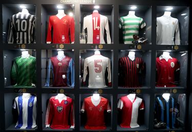 Camisetas retro de varios clubes del fútbol.