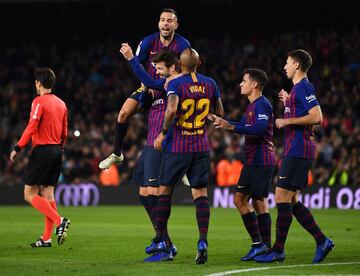 Los jugadores del Barcelona celebran con Piqué el 1-0 ante el Villarreal. 