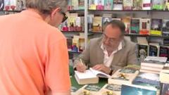 Relaño firmando hoy 'Tantos Mundiales, tantas historias' en la Feria del Libro de Madrid