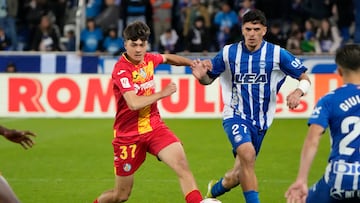 VITORIA, 18/05/2024.- El centrocampista del Getafe Alberto Risco (i) juega un balón ante Javi López, del Alavés, durante el partido de Liga en Primer División que Deportivo Alavés y Getafe CF disputan este sábado en el estadio de Mendizorrotza, en Vitoria. EFE/Adrián Ruiz-Hierro