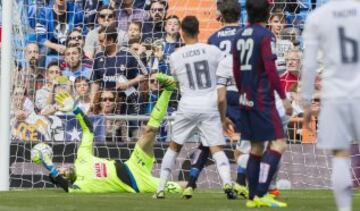 Golazo de falta de James Rodríguez. Riesgo no pudo hacer nada.