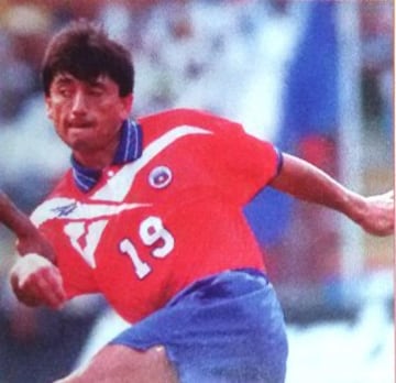 El defensa Cristián Romero debutó con 32 años y 250 días, el 01-09-1996 ante Colombia 1-4 por Eliminatorias de Copa del Mundo.