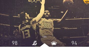 Julius Randle trata de anotar ante Papagannis.