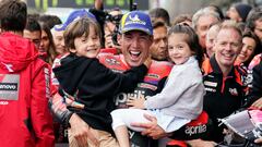 Aleix subio al podio del año pasado en Montmeló a sus hijos, Mía y Max.