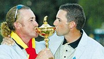 <b>BESOS ESPAÑOLES. </b>Miguel Ángel Jiménez y Sergio García besaron el trofeo de la Ryder. Se lo merecen.