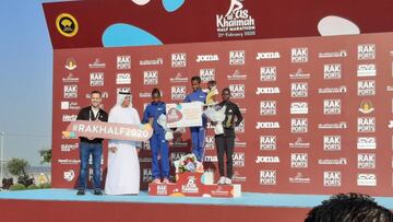 Ababel Yeshaneh posa en el podio como ganadora de la Media Maratón de Ras Al Khaimah.