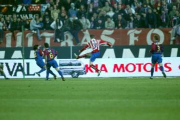 1 de febrero 2003. Fernando Torres marcó su primer gol al Barcelona en el triunfo colchonero por 3-0.