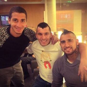 Antes de viajar a Chile, Medel subió una foto con Carmona y Vidal.