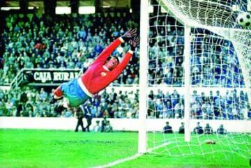 M¨¢xima pol¨¦mica la que gener¨® el gol de Breitner en el Pizju¨¢n y que adelantaba al Madrid en el minuto 46. Seg¨²n Paco, el portero sevillista, el bal¨®n entr¨® justo por el roto de la red. Hab¨ªa otras opiniones que apuntaban a que la fuerza del disparo de Breitner rompi¨® la red. Pero las fotos captadas por el fot¨®grafo de AS Agust¨ªn Vega, despejaron todas las dudas posibles: el gol que subi¨® al marcador fue gol fantasma. El partido de Liga acab¨® 1-1.