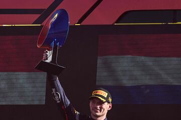 El piloto holandés ganador de Red Bull Racing, Max Verstappen, celebra en el podio después del Gran Premio de Fórmula Uno.
