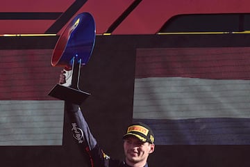 El piloto holandés ganador de Red Bull Racing, Max Verstappen, celebra en el podio después del Gran Premio de Fórmula Uno.