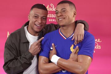 Kylian Mbappé presenta su figura con la equipación de Les Bleus que será llevada al museo Madame Tussauds en Berlín.