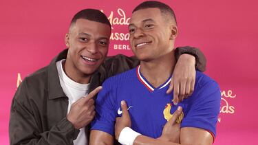 Kylian Mbappé presenta su figura con la equipación de Les Bleus que será llevada al museo Madame Tussauds en Berlín.