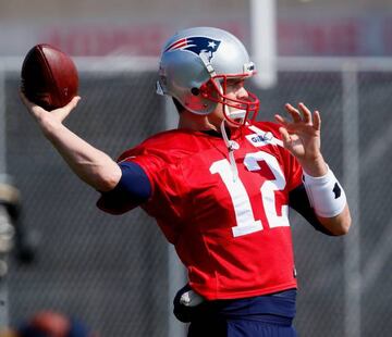 Tom Brady, quarterback de los New England Patriots lanza un pase durante un entrenamiento previo a la Super Bowl LI.