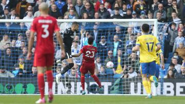 Luis Díaz abrió el marcador ante Brighton. Segundo gol del colombiano con Liverpool en Premier League.