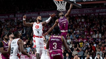 LLEIDA, 09/03/2025.-El jugador del Hiopos Lleida J. Batemon, y el jugador del Casademont Zaragoza N. Watson, durante el partido de baloncesto de la Liga Endesa, este domingo en Lleida.-EFE/ Alex López