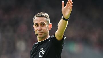 David Coote, árbitro inglés despedido por insultar a Klopp.