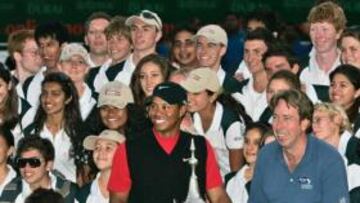 <b>UN ÍDOLO. </b>Tiger Woods posa feliz junto a su preciado trofeo.