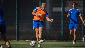El rojillo Manu Garc¨ªa efect¨²a un pase durante un entrenamiento.