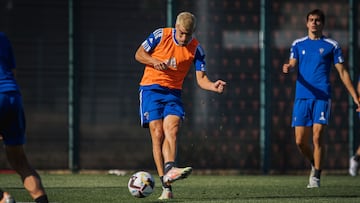 El rojillo Manu García efectúa un pase durante un entrenamiento.