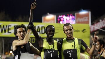 Toni Abadía (a la derecha de la foto) junto al keniano Kigen (centro) y el también español Jesús España (izquierda), al término de la San Silvestre Vallecana 2014.