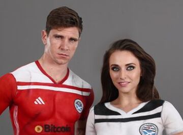 Ayr United, un club de primera divisi車n escocesa, ha innovado a la hora de presentar su nueva equipaci車n y lo ha hecho a trav谷s de la t谷cnica del 'body painting'.
