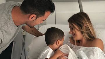 Sergio Busquets, Elena Galera y sus dos hijos en el hospital tras el nacimiento de su segundo hijo, Levi.
