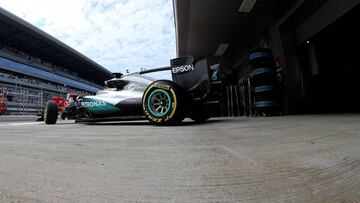 Lewis Hamilton saliendo de boxes con el Mercedes de 2016.