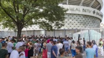 Aficionados esperan para entrar al Estadio Benito Villamarín.