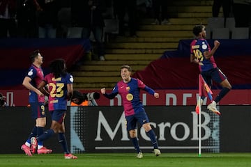 BARCELONA, 25/02/2025.- El delantero del Barcelona Robert Lewandowski (i) celebra con sus compa?eros tras marcar el cuarto gol, durante el partido de ida de las semifinales de la Copa del Rey que FC Barcelona y Atltico de Madrid disputan este martes en el estadio Olmpico Lluis Companys. EFE/Enric Fontcuberta
