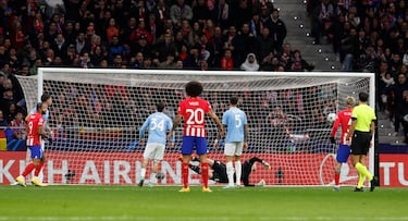 Le pegó de primeras Samu Lino a un balón dentro del área, sacándose una volea perfecta para colarla en la mismísima escuadra.