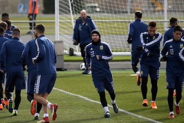 Lionel Messi trotando juntos a sus compañeros.