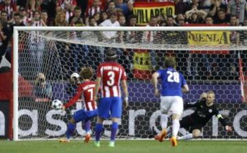 1-0. Antoine Griezmann anotó el primer gol de penalti.