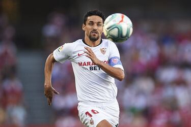 Un jugador inagotable. Estuvo en el Sevilla hasta 2013, cuando puso rumbo a la Premier League para jugar en el Manchester City cuatro temporadas. Regresó en 2017 al conjunto hispalense. En su club de toda la vida ejerce de capitán y se ha convertido en un titular indiscutible y en uno de los mejores laterales derechos de LaLiga. Tal es su rendimiento, que Luis Enrique le convocó en marzo de  2019 para la Selección. 