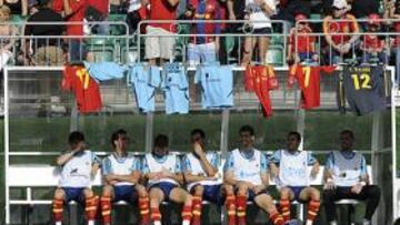 <b>TROPICAL. </b>Los jugadores improvisaron un toldo con sus camisetas en el último amistoso de España en América, en agosto en Puerto Rico.