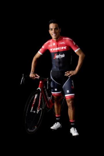 El colombiano es una de las nuevas figuras del equipo Trek-Segrafredo. Sin levantar los brazos desde el 2011, en 2016 reapareció a lo grande. Victorias de mucho prestigio como en la Vuelta a Suiza y, sobre todo,  en el Tour de Francia, donde se proclamó ganador de la decimoquinta etapa con final en Culoz, le devolvieron a la élite. Este año será pieza clave en la estructura de Luca Guercilena. En un escalafón inferior a Contador (con el que guarda una gran amistad) y Mollema, líderes del equipo, pero con libertad suficiente como para pelear por sus objetivos. El del Cerrito está de vuelta y, a buen seguro, dará que hablar.