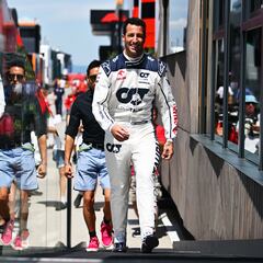 Ricciardo ‘despidió’ a De Vries en diez vueltas