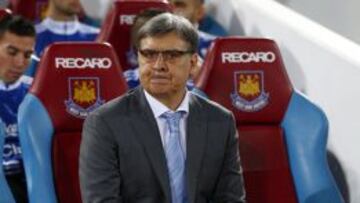 Gerardo 'Tata' Martino sentado en el banquillo