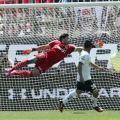 Colo Colo vence a la U, se acerca al liderato y amplía su racha