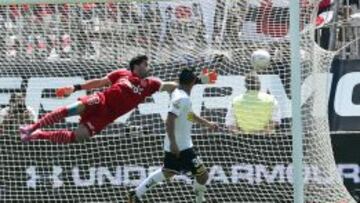 Esteban Paredes anota el primer tanto de la jornada, tras aprovechar el buen centro de Felipe Flores.