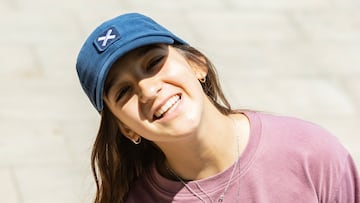 La skater Natalia Muñoz, con gorra de Blue Banana, sonriendo.
