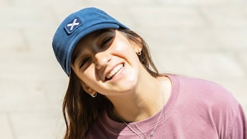 La skater Natalia Muñoz, con gorra de Blue Banana, sonriendo.