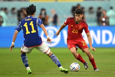Pedri trata de regatear al delantero japonés, Takefusa Kubo.