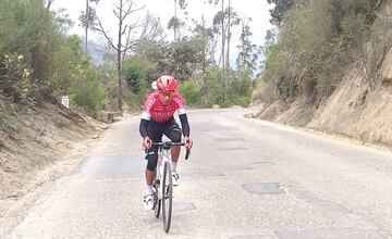 El ciclista colombiano del Arkéa - Samsic continúa preparando el reinicio de temporada y trabaja en las carreteras de Boyacá.