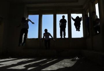 Jóvenes afganos practican sus habilidades de parkour en frente de las ruinas del Palacio Darul Aman en Kabul. Parkour, que se originó en Francia en la década de 1990 y también se conoce como libre en ejecución, consiste en conseguir alrededor de los obstáculos urbanos con una mezcla de ritmo rápido de saltar, saltar, correr y rodar.