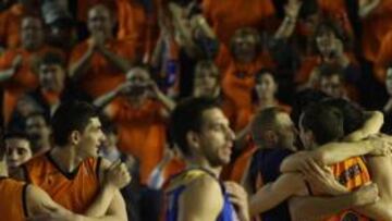 <b>Y VAN SIETE. </b>Los jugadores del Fuenla celebran el triunfo en el derbi.