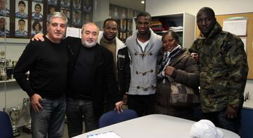 Moha Traoré y familiares, tras su firma de contrato con el Espanyol.