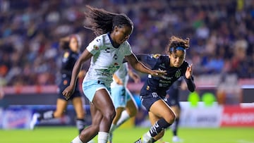 Ayooluwa Oke (L) of Pachuca fights for the ball with Samantha Simental (R) of Monterrey during the Semi-Finals second leg match between Pachuca and Monterrey as part of the Torneo Clausura 2025, Liga MX Femenil at Hidalgo Stadium on May 05, 2025 in Pachuca, Hidalgo, Mexico.