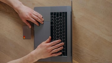 Esta medida, enfocada a reducir el robo de tarjetas de crédito y la suplantación de identidad, parece no tener en cuenta la brecha digital existente entre clientes de distintas generaciones.